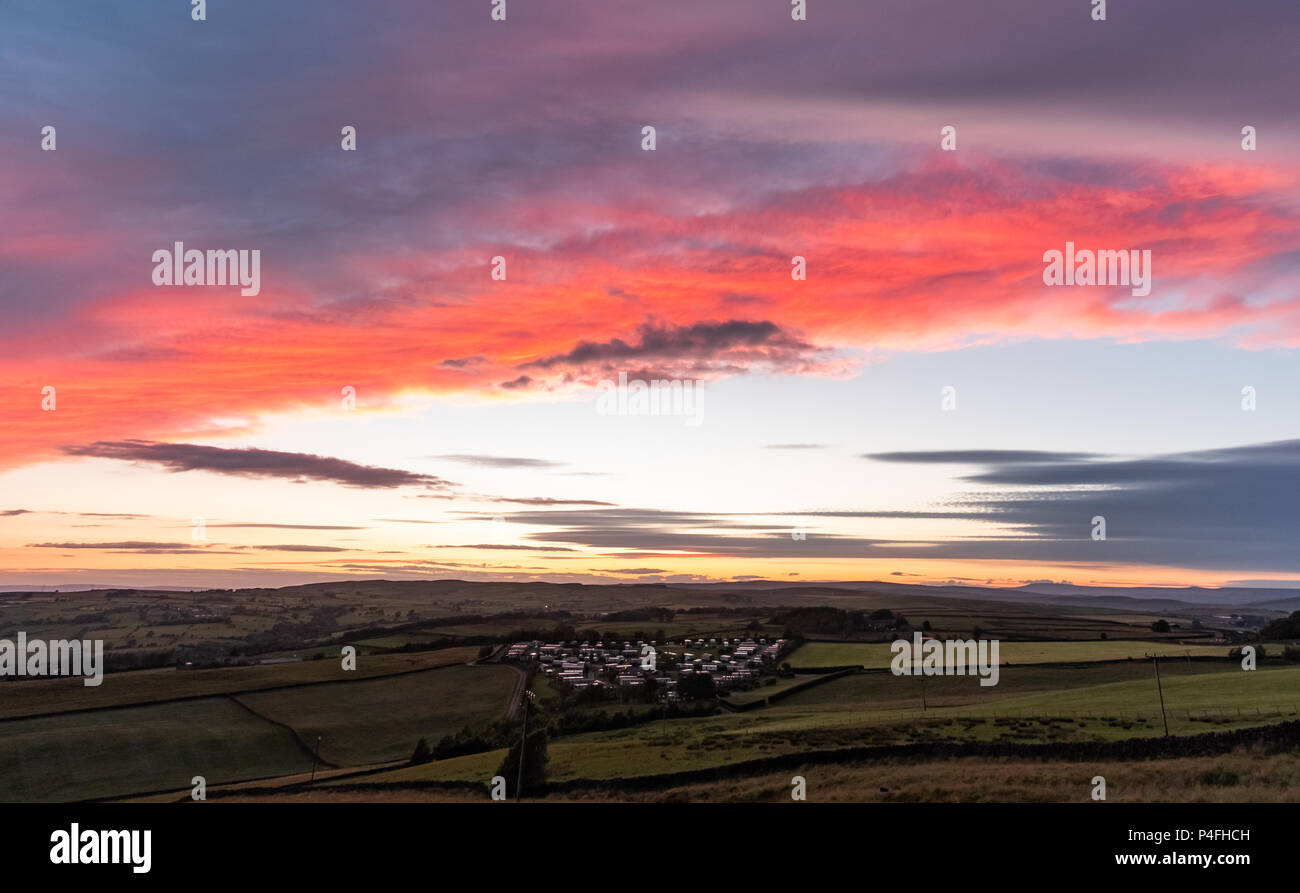 Splendido tramonto colori nell'Aire Valley vicino a Silsden Foto Stock