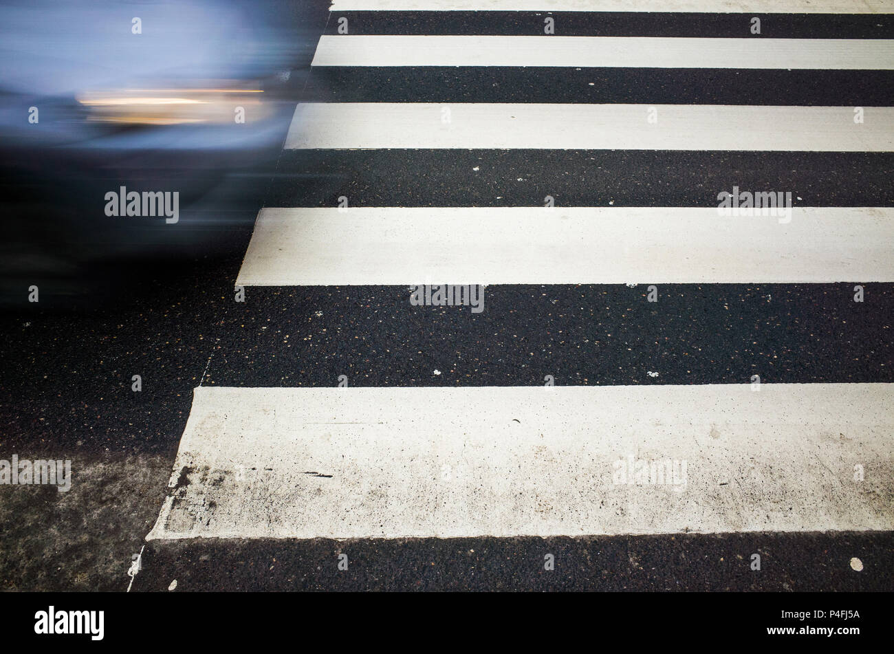 Parte di auto blu in movimento e dipinte di fresco attraversamento pedonale Foto Stock
