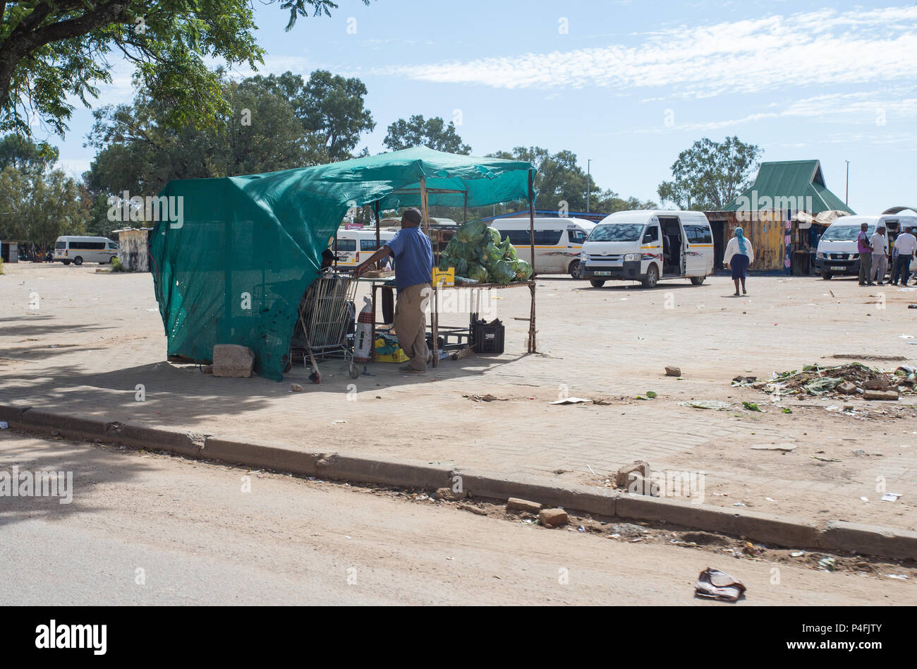 Africa rurale taxi con taxi parcheggiato e frutta e verdura con stallo venditore in Mahikeng, Sud Africa Foto Stock