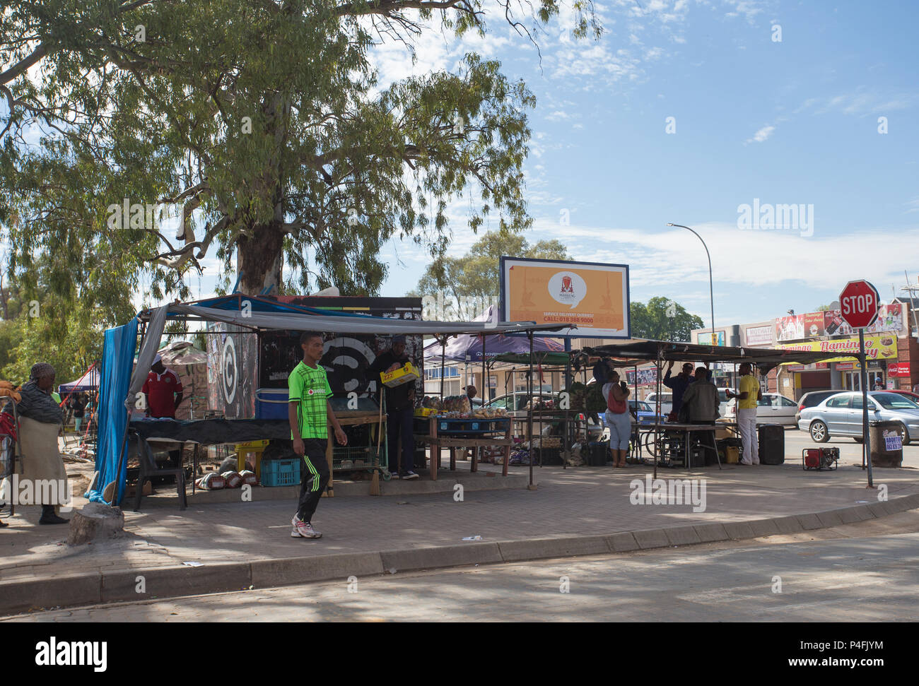 African strada del mercato per la vendita di frutta e verdura sul lato della strada in Mahikeng, Sud Africa Foto Stock