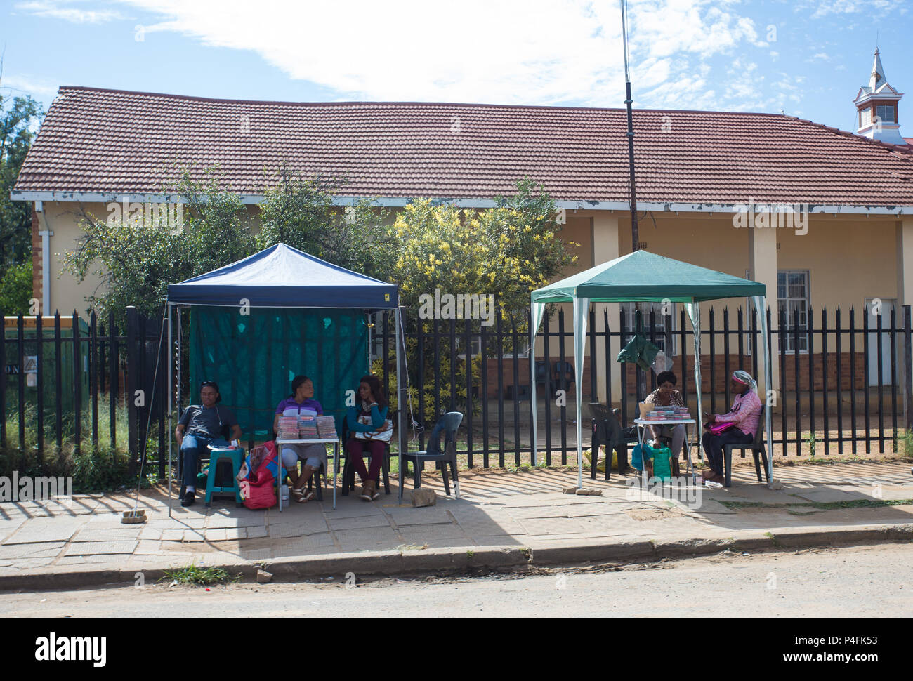 Scena cittadina Africana di vari venditori di strada sul marciapiede a bancarelle che vendono varie merci in Mahikeng, Sud Africa concetto di piccola impresa Foto Stock