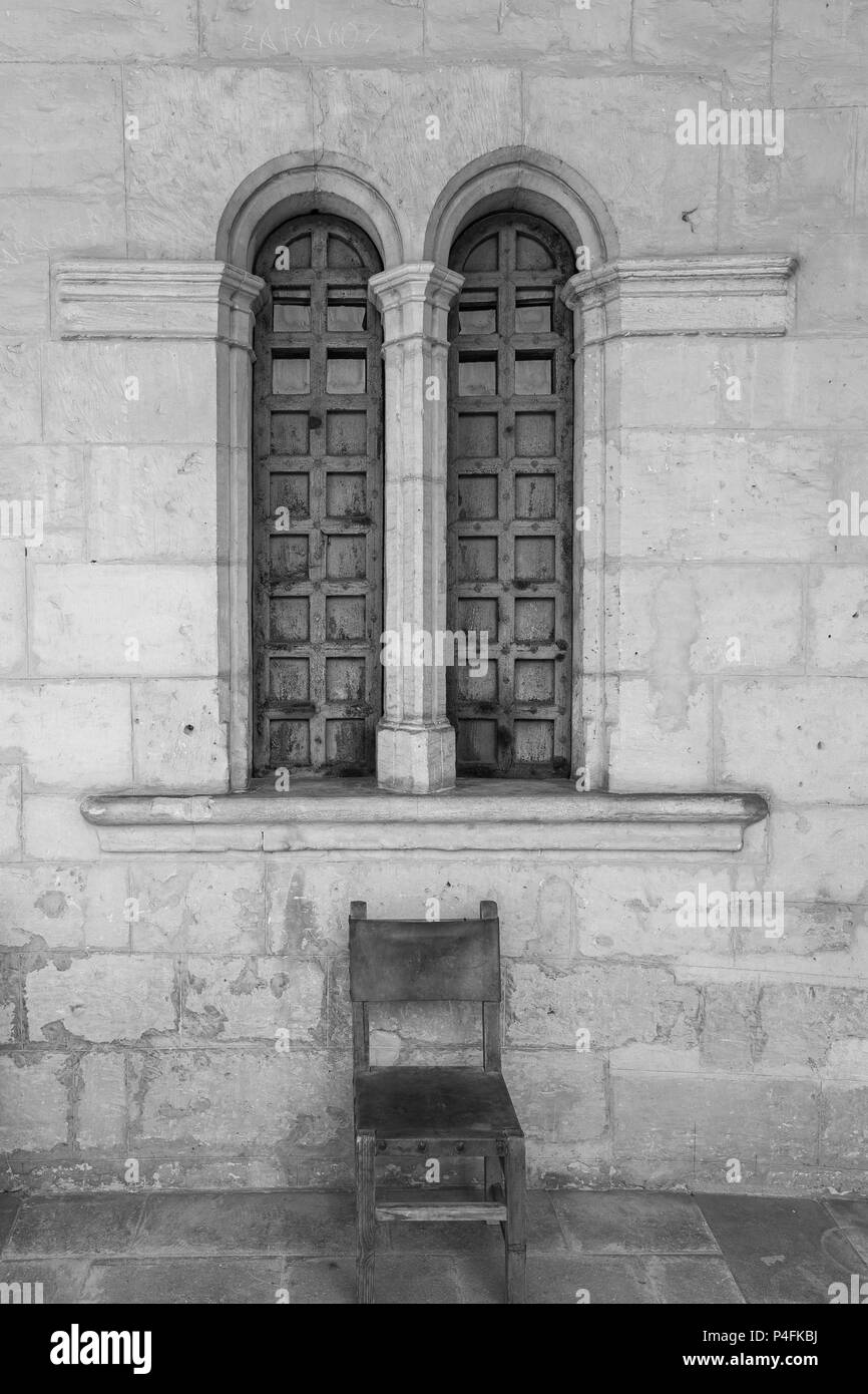 Antico monastero di scena sedia antica e Windows in bianco e nero in Maiorca Spagna Foto Stock