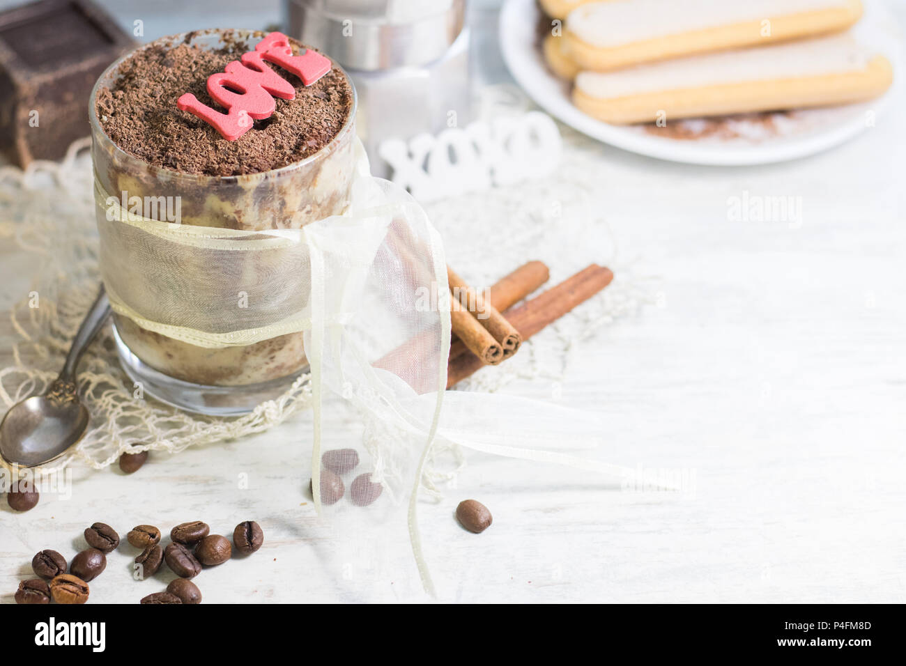 In casa il tiramisù in vetro con cioccolato, i chicchi di caffè e biscotti savoyardi. Copyspace Foto Stock