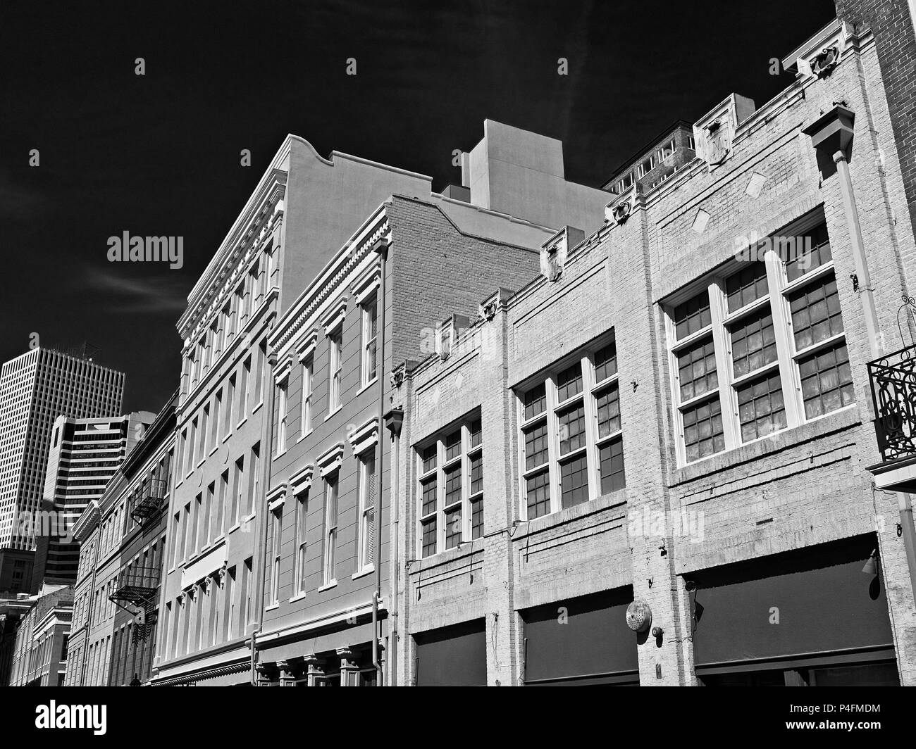 New Orleans, LA STATI UNITI D'America - 9 Maggio 2018 - Il Vecchio Quartiere Francese edifici con il CBD in B&W Background Foto Stock