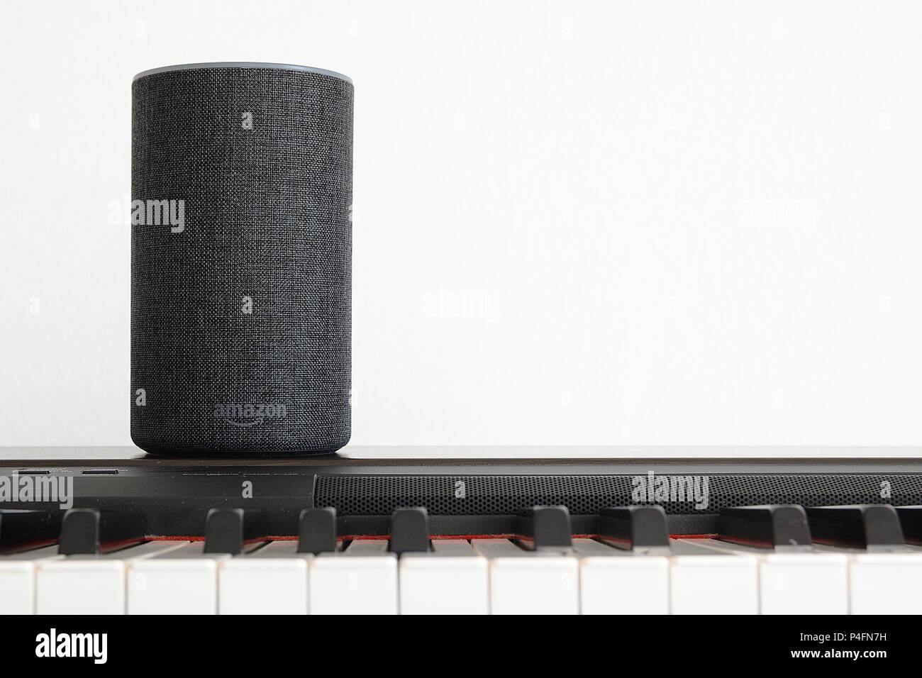 Barcellona - Giugno 2018: Amazon eco Smart Home Alexa servizio vocale su un pianoforte in un soggiorno a giugno 20, 2018 a Barcellona. Foto Stock