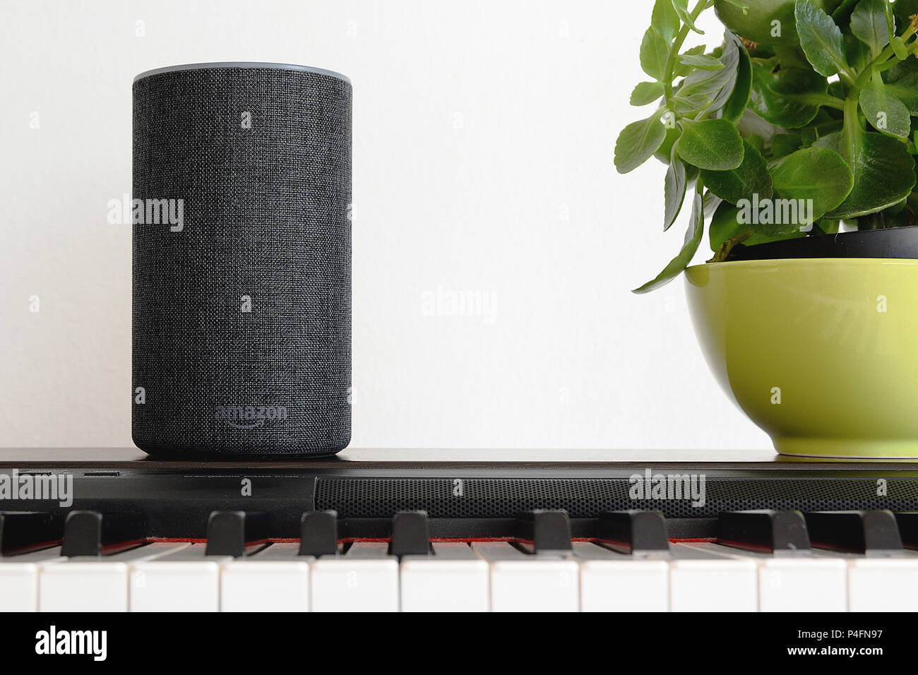 Barcellona - Giugno 2018: Amazon eco Smart Home Alexa servizio vocale su un pianoforte in un soggiorno a giugno 20, 2018 a Barcellona. Foto Stock