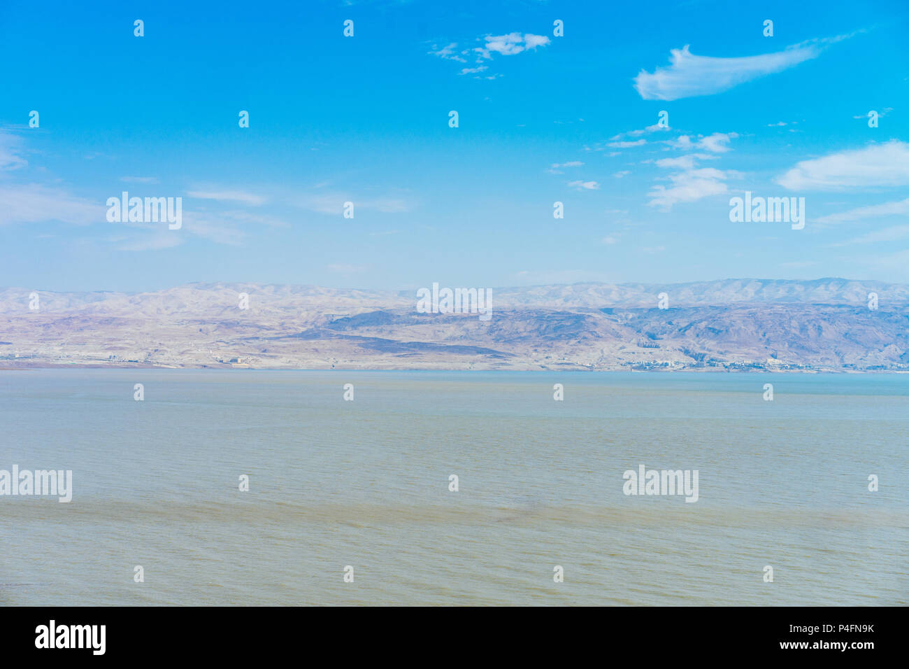 Paesaggio del Mar Morto in Israele dove è possibile vedere la Giordania Foto Stock