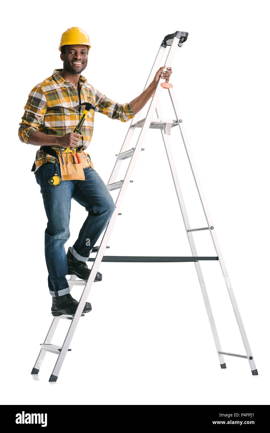 Bello lavoratore edile in piedi sulla scaletta isolato su bianco Foto Stock