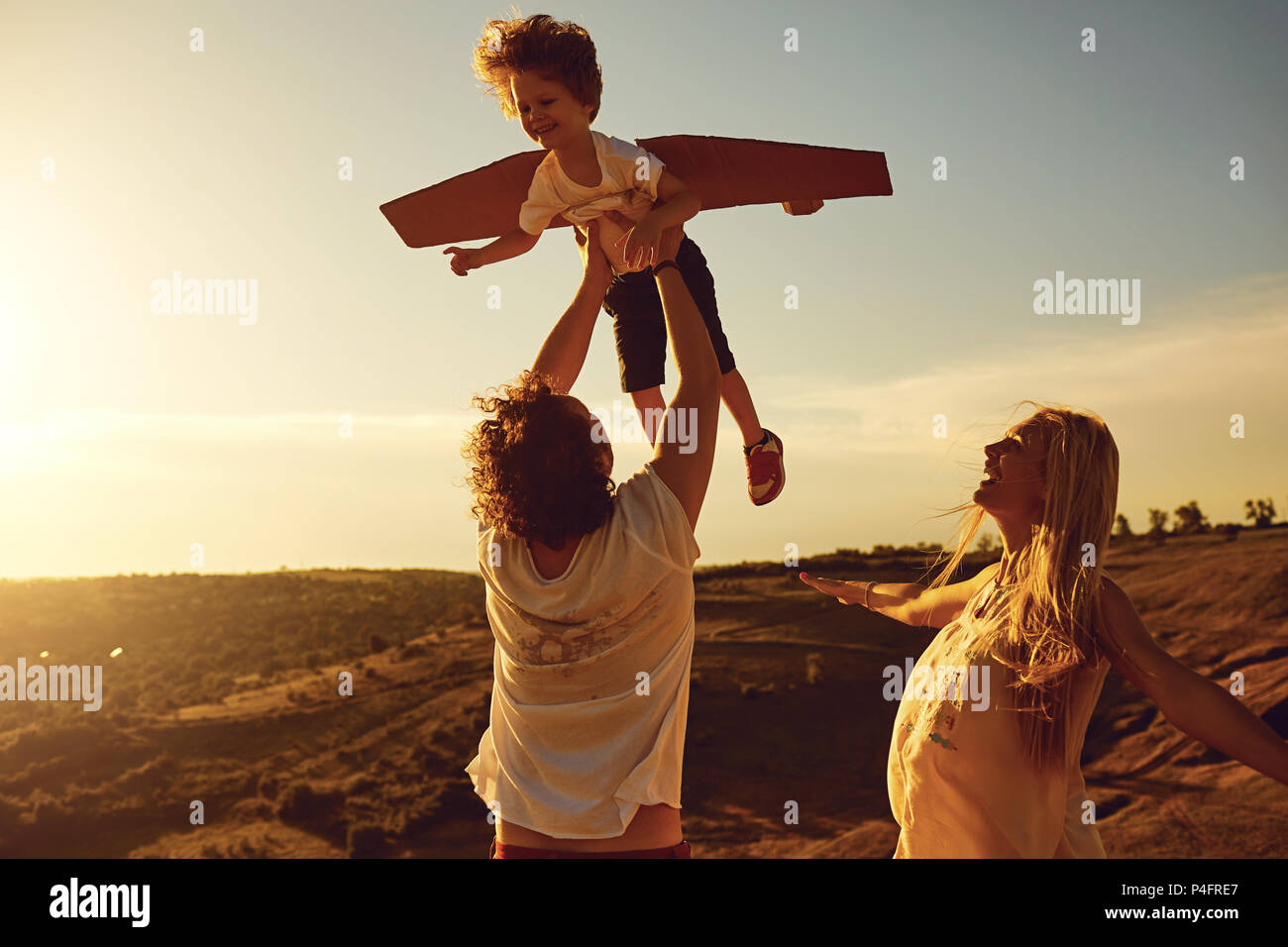 Famiglia giocando in natura al tramonto Foto Stock