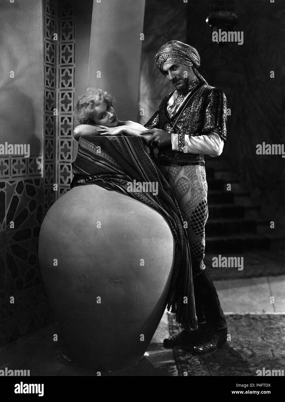 Pellicola originale titolo: Le donne di tutte le nazioni. Titolo italiano: le donne di tutte le nazioni. Regista: RAOUL WALSH. Anno: 1931. Stelle: Bela Lugosi; GRETA NISSEN. Credito: FOX FILM / Album Foto Stock