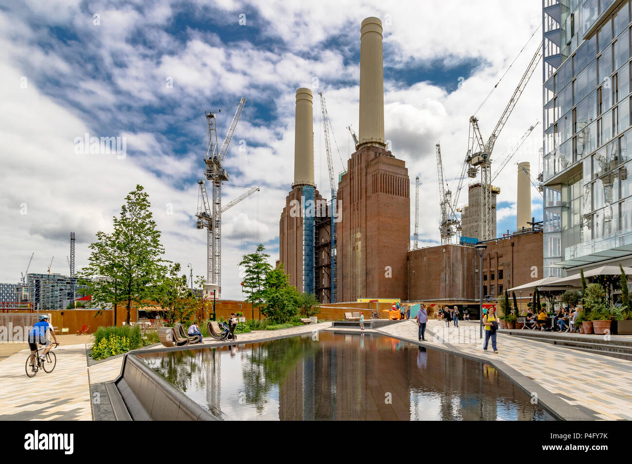 Appartamenti di lusso e ristoranti a Circus West Village al multi miliardi di euro pound riqualificazione di Battersea Power Station e la zona circostante Foto Stock