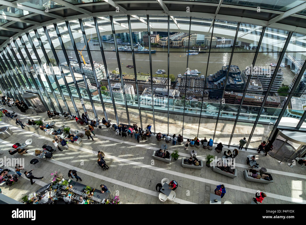 Persone allo Sky Garden in cima al 20 Fenchurch St o il Walkie Talkie Building nella City of London, Londra, Regno Unito Foto Stock