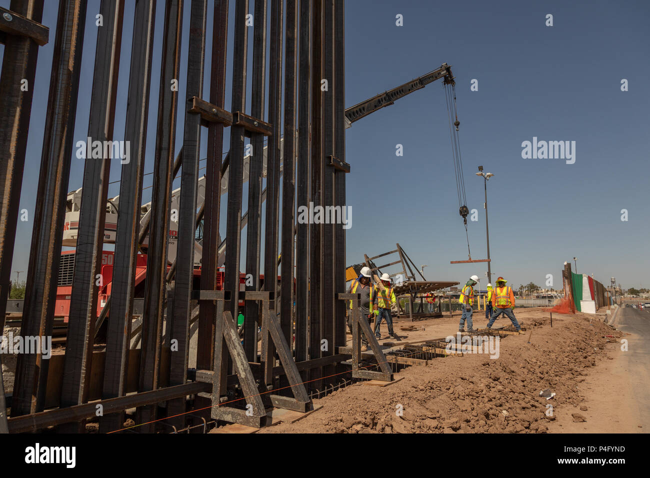 Un nuovo grande recinzione viene eretto lungo la US confine messicano a Calexico o Mexicali in Messico. Trump ha promesso una parete per tutta la lunghezza del bordo. Foto Stock