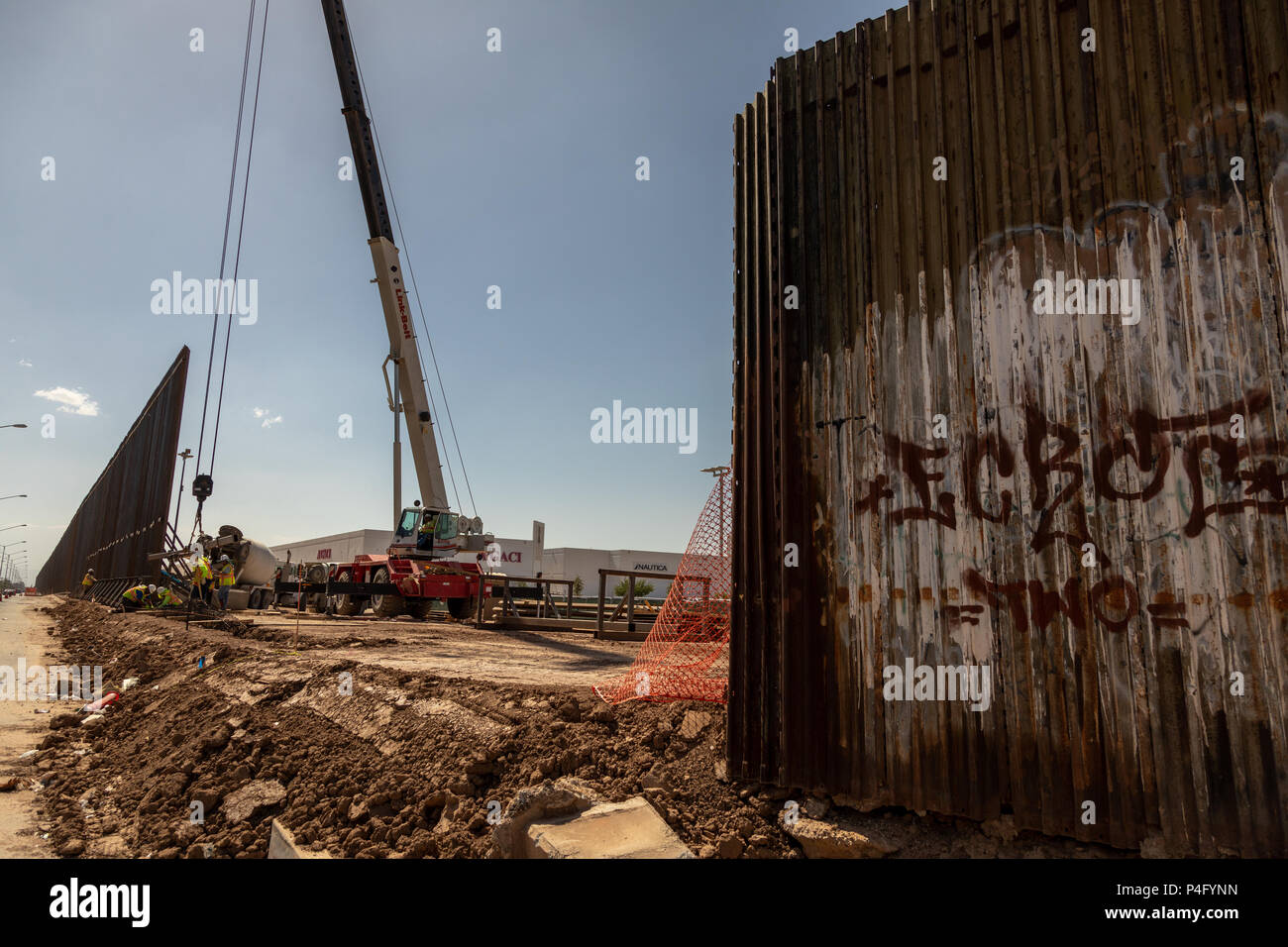 Un nuovo grande recinzione viene eretto lungo la US confine messicano a Calexico o Mexicali in Messico. Trump ha promesso una parete per tutta la lunghezza del bordo. Foto Stock