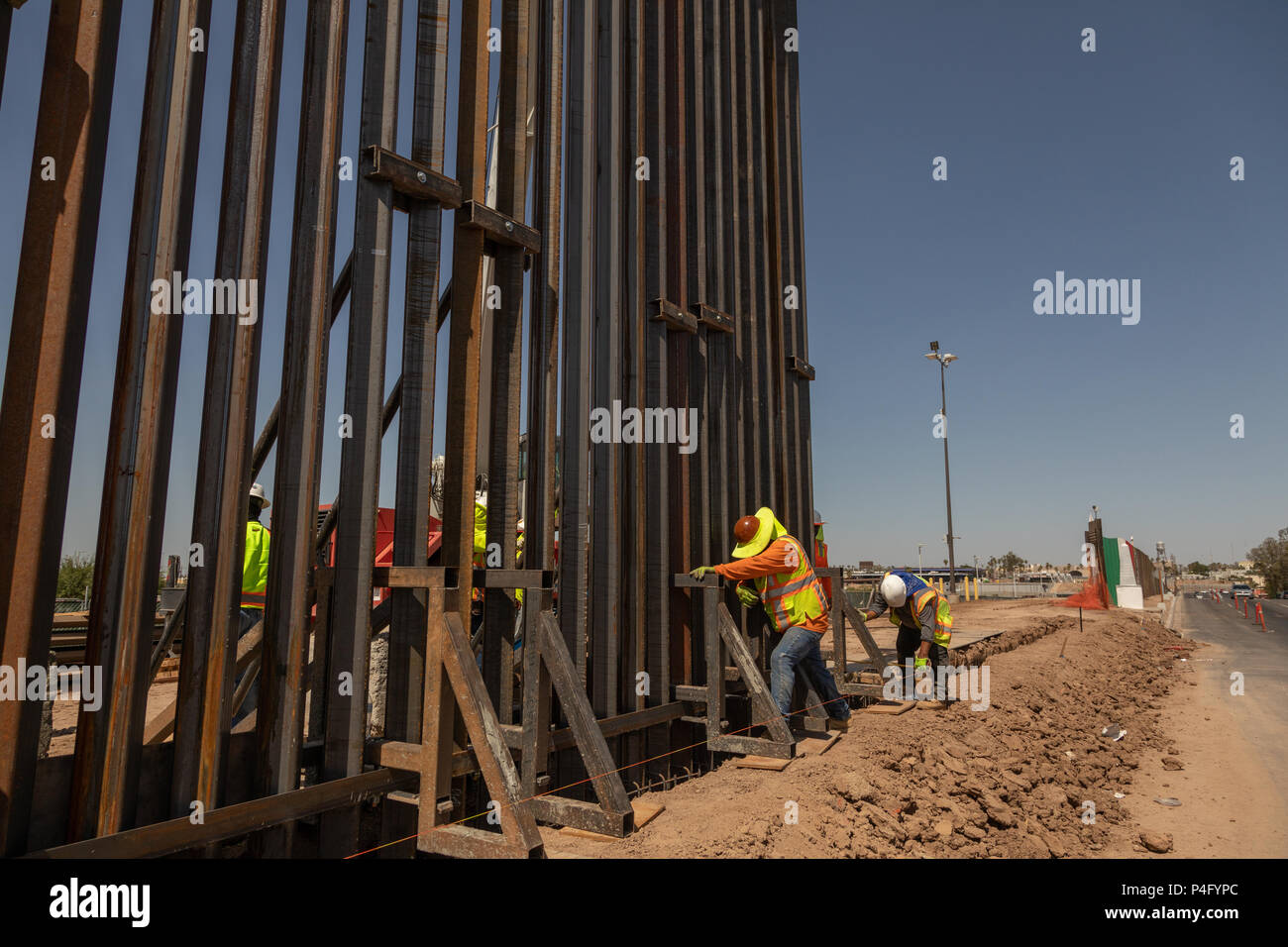 Un nuovo grande recinzione viene eretto lungo la US confine messicano a Calexico o Mexicali in Messico. Trump ha promesso una parete per tutta la lunghezza del bordo. Foto Stock