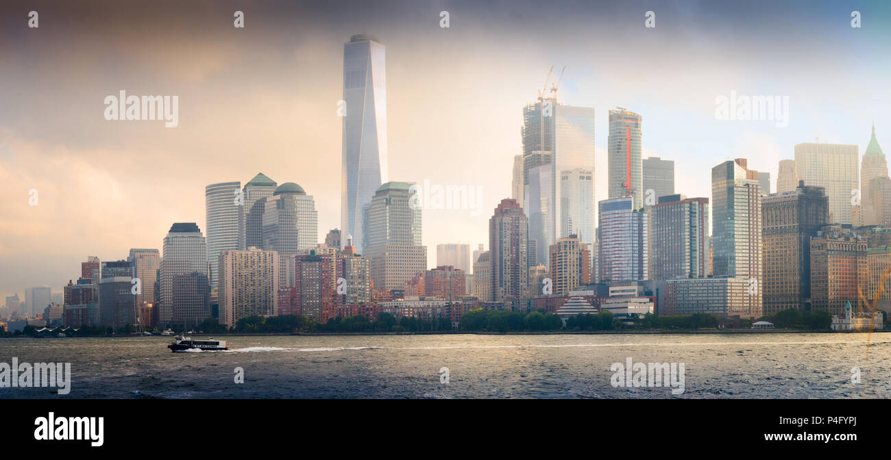 La parte inferiore di Manhattan, New York City, dal Fiume Hudson su sordo di giorno Foto Stock