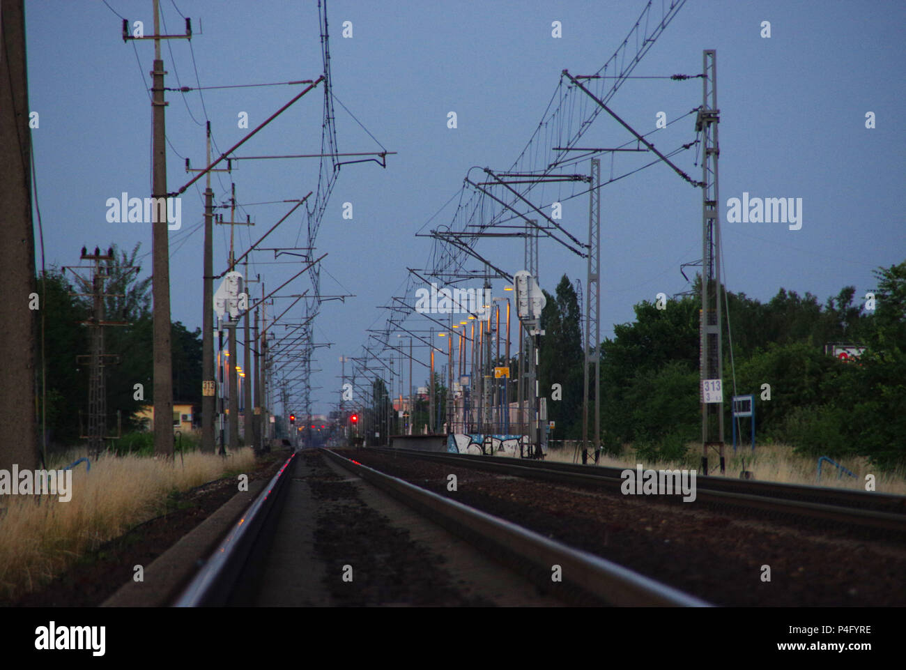 I binari ferroviari sul tramonto. Treni e piste di alimentazione elettrica. Foto Stock