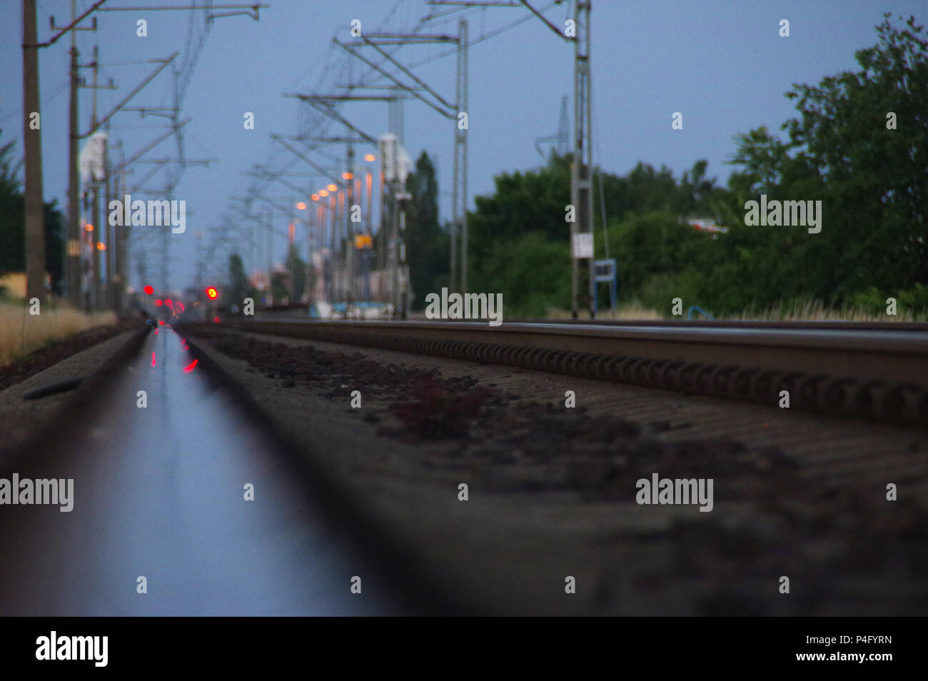I binari ferroviari sul tramonto. Treni e piste di alimentazione elettrica. Foto Stock