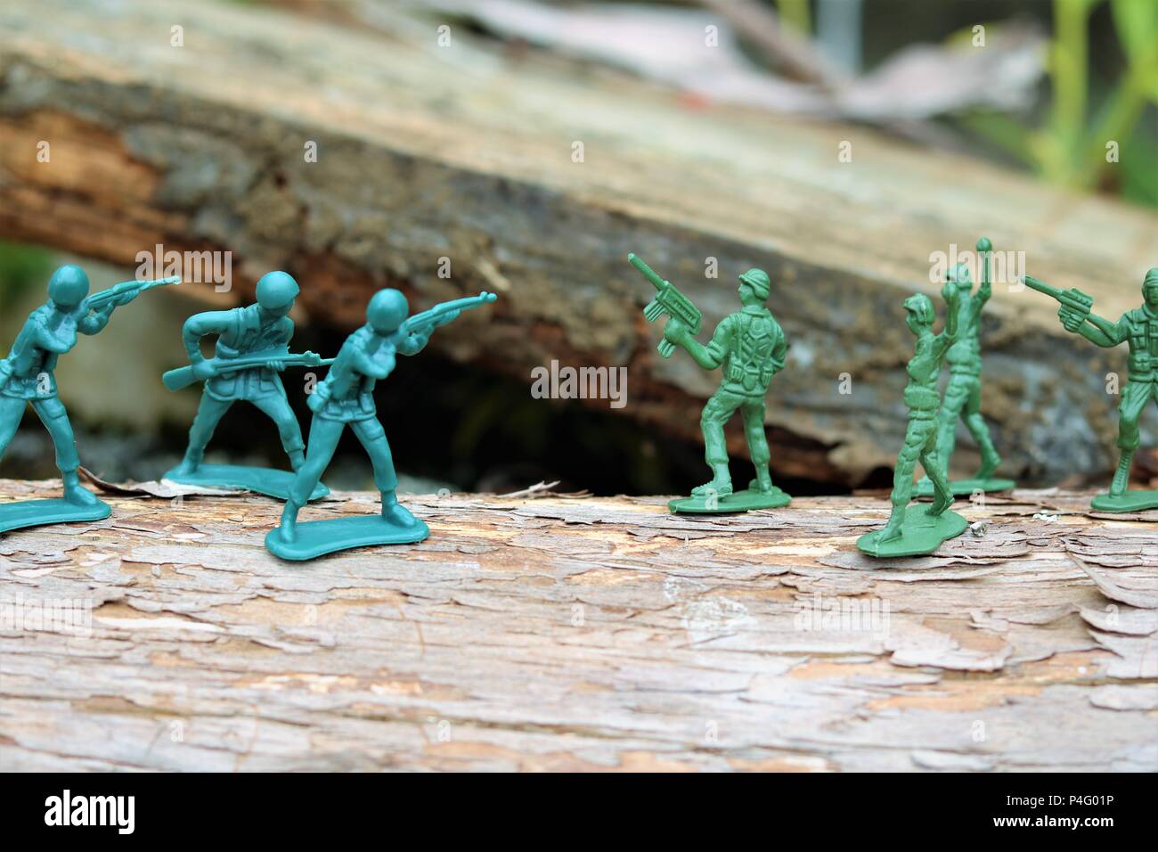 Giocattolo di plastica i soldati che mostra una scena di battaglia - News Concept Foto Stock