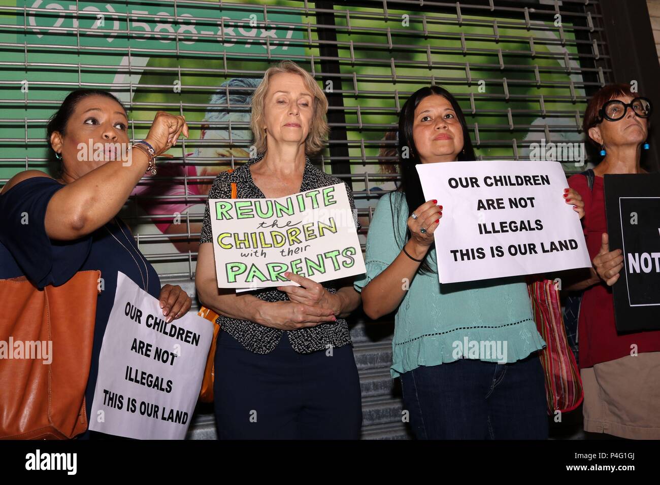 La città di New York, New York, Stati Uniti d'America. Il 21 giugno, 2018. Centinaia di Newyorkesi assemblata a scoperte di recente impianto di detenzione chiamato Cayuga Centro per l'infanzia in Harlem, per una veglia silenziosa come espressione della domanda che i bambini saranno riuniti con le loro famiglie '"' e non possono essere tenuti in campi di concentramento da parte del governo degli Stati Uniti. L''˜politica di tolleranza zero' ha scontentato gli americani, risultante in Trump inversione di amministrazione della politica oggi, 21st. Giugno, 2018. Credito: G. Ronald Lopez/ZUMA filo/Alamy Live News Foto Stock