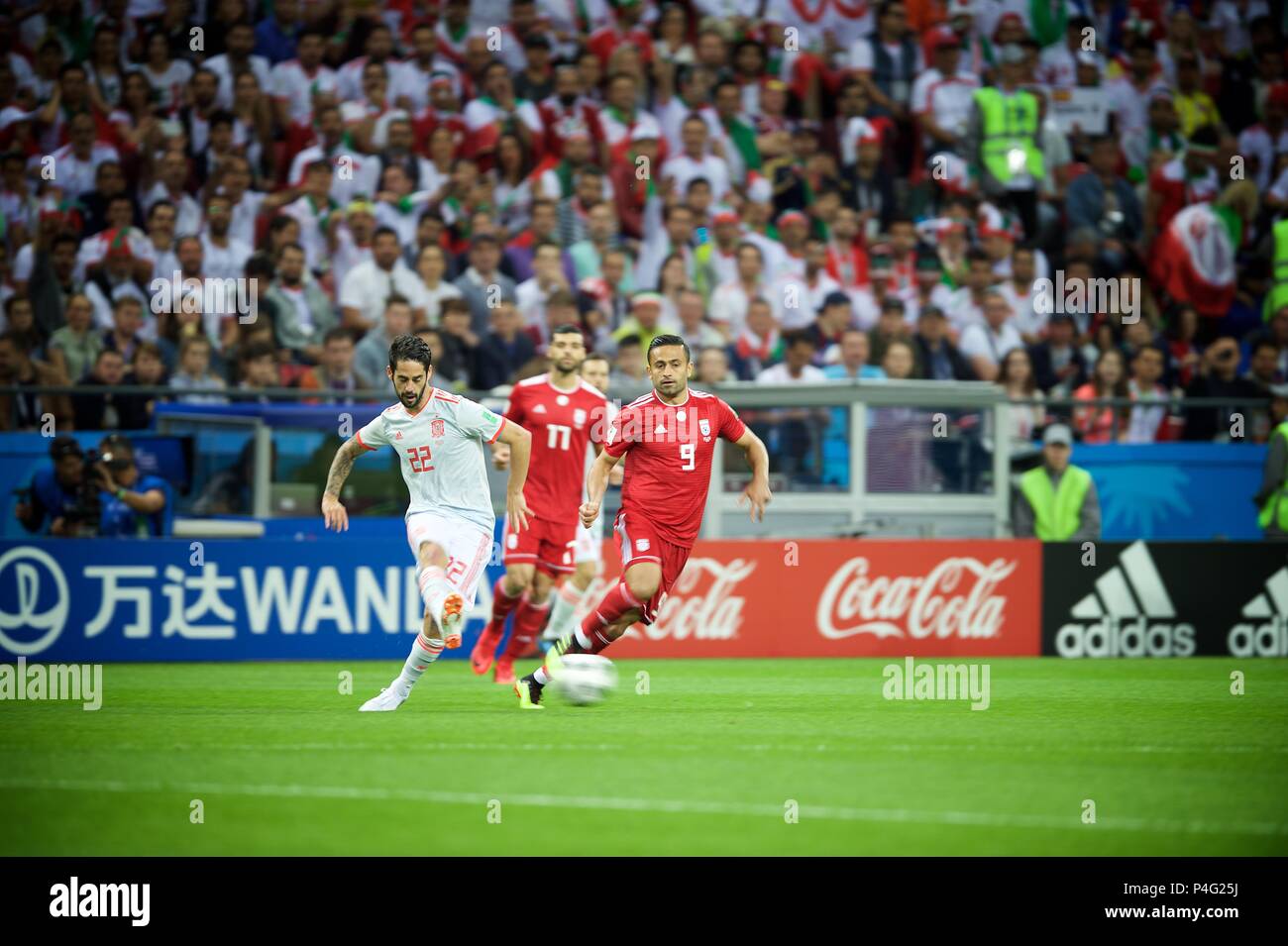 Jun 20th, 2018, Kazan, Russia. Omid Ebrahimi di Iran e ISCOof Spagna in azione durante il 2018 FIFA World Cup Russia . Gruppo B Iran v Spagna a Kazan Arena. La Spagna ha vinto la partita 1- 0. Shoja Lak/Alamy Live News Foto Stock