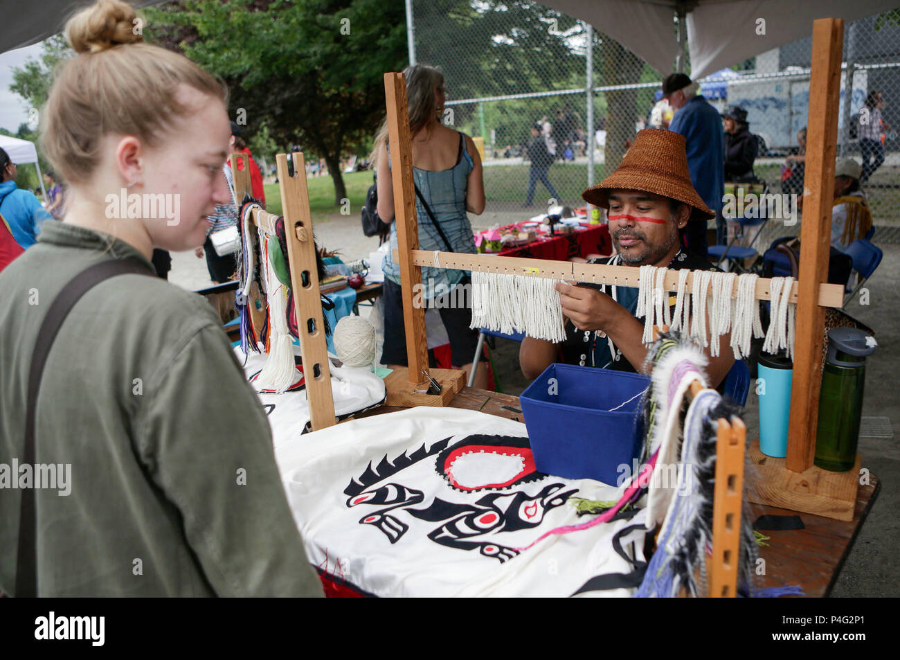 Vancouver, Canada. Il 21 giugno, 2018. Un indigeno uomo dimostra lavorazione durante il National Indigeni's Day celebrazione in Vancouver, Canada, 21 giugno 2018. Canada celebra la sua nazionale di popolazioni indigene del giorno ogni anno il 21 giugno. Credito: Liang Sen/Xinhua/Alamy Live News Foto Stock