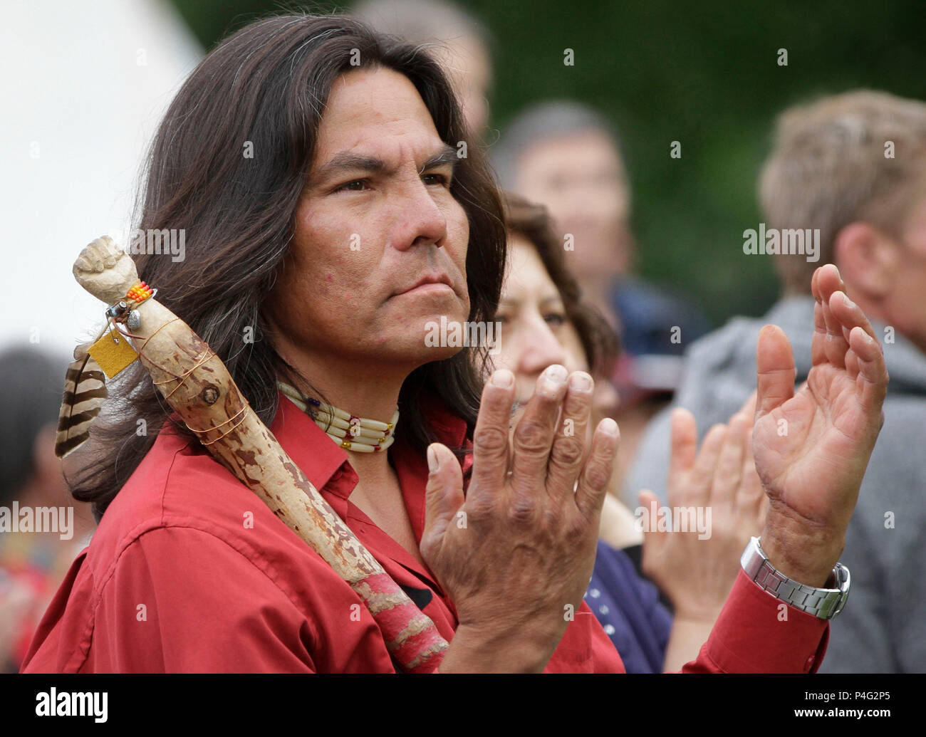 Vancouver, Canada. Il 21 giugno, 2018. Un indigeno uomo alza le mani per dare il benvenuto ai visitatori durante il National Indigeni's Day celebrazione in Vancouver, Canada, 21 giugno 2018. Canada celebra la sua nazionale di popolazioni indigene del giorno ogni anno il 21 giugno. Credito: Liang Sen/Xinhua/Alamy Live News Foto Stock