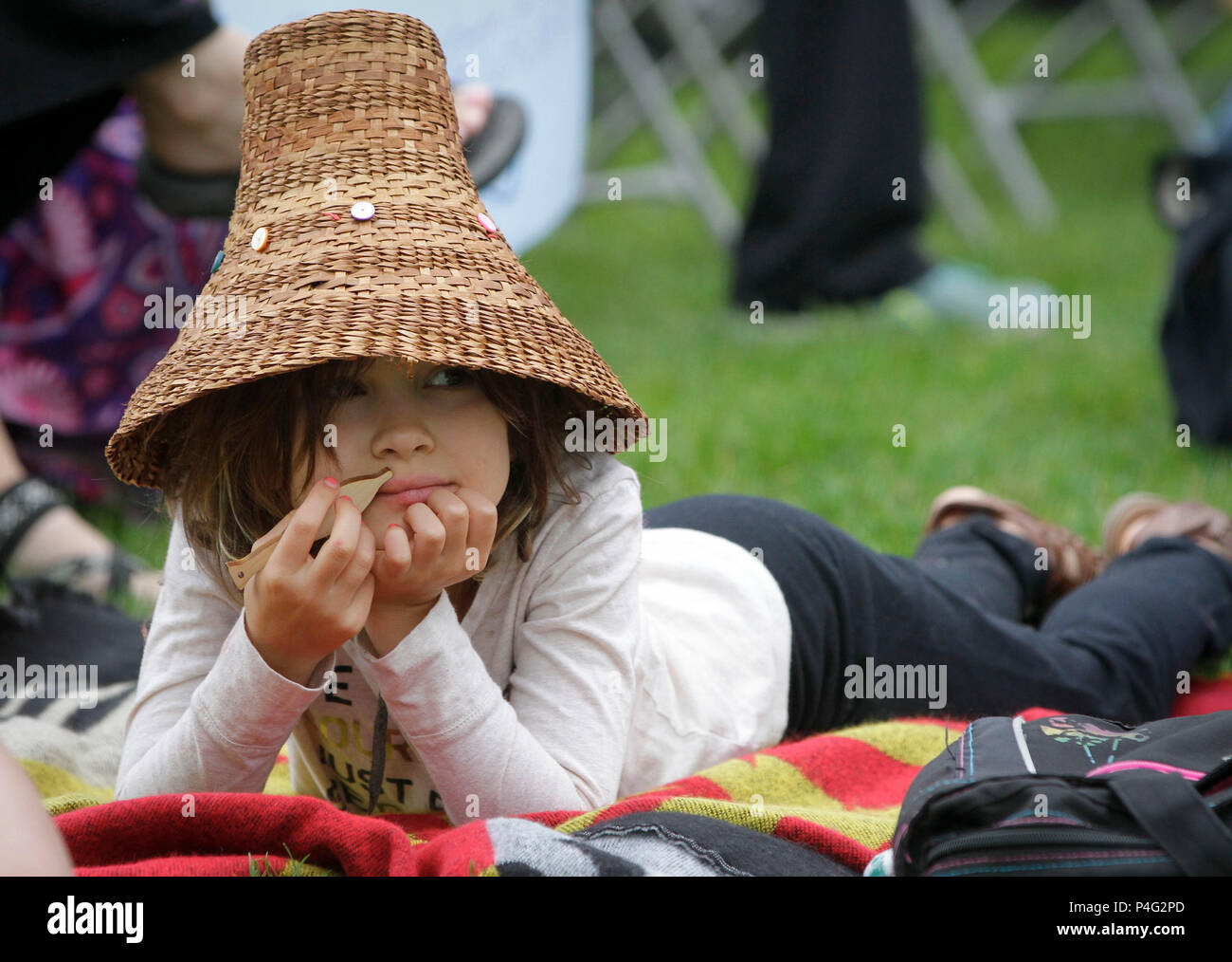 Vancouver, Canada. Il 21 giugno, 2018. Un bambino giace a terra mentre si guarda le prestazioni durante la National Indigeni's Day celebrazione in Vancouver, Canada, 21 giugno 2018. Canada celebra la sua nazionale di popolazioni indigene del giorno ogni anno il 21 giugno. Credito: Liang Sen/Xinhua/Alamy Live News Foto Stock