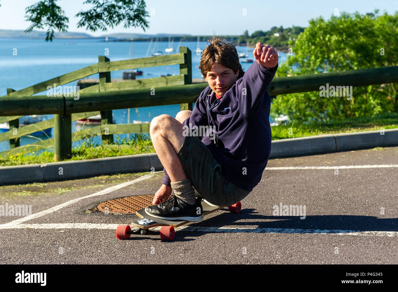 Schull, Irlanda. Il 22 giugno, 2018. Fergus Crockett da Ballydehob, County Cork rende la maggior parte del tempo soleggiato in Schull questa mattina. Le temperature saliranno nei prossimi giorni, raggiungendo la metà-20's celsius entro la metà della prossima settimana. Credito: Andy Gibson/Alamy Live News. Foto Stock