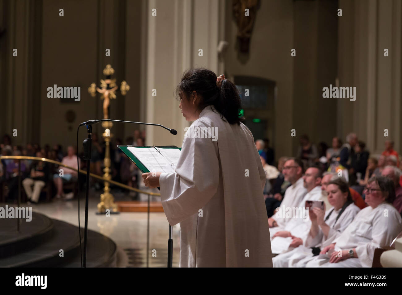 Seattle, Stati Uniti d'America. Il 21 giugno 2018. Un membro del clero sostenitori indirizzi a St. James Cathedral. Centinaia di sostenitori radunati a San Marco cattedrale vescovile a Capitol Hill per una preghiera interconfessionale e la veglia a sostegno dei migranti e dei richiedenti asilo che giungono negli Stati Uniti e per protestare contro la crudele separazione dei bambini dai loro genitori. Il Two Mile 'preghiera e Processione Eucaristica per le famiglie alla frontiera' ha iniziato a San Marco episcopale nella Cattedrale si è conclusa a San Giacomo Cattedrale cattolica romana in prima collina. Credito: Paolo Christian Gordon/Alamy Live News Foto Stock