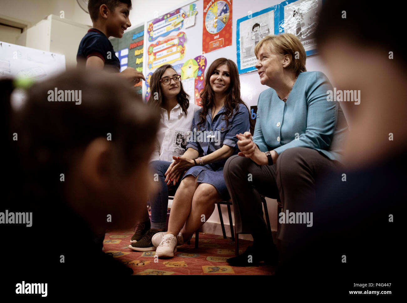 Beirut, Libano. Il 22 giugno, 2018. Il cancelliere tedesco Angela Merkel (CDU) a parlare con i bambini dal cambio di marcia doppio scuola. Il cancelliere è su una due giorni di viaggio per il Medio Oriente. Credito: Kay Nietfeld/dpa/Alamy Live News Foto Stock