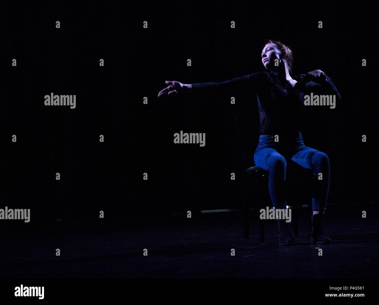 A Dresda, Deutschland. Xx Giugno, 2018. 19.06.2018, Dresda, Sassonia. Sophie Hauenherm, danza studente presso l'Università Palucca di danza, balli sul palco durante una prova per la sua performance. Dopo una grave malattia, il 18-anno-vecchio è dipendente su una sedia a rotelle. (A DPA: 'Reifeprufung: quando la danza diventa l'elisir di lunga vita" dal 21.06.2018) Credito: Monika Skolimowska/dpa-immagine centrale/dpa | in tutto il mondo di utilizzo/dpa/Alamy Live News Foto Stock
