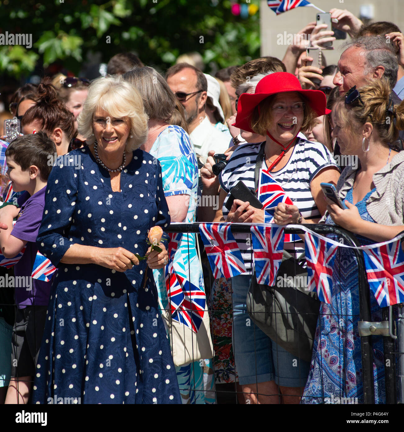 Salisbury, Wiltshire, Regno Unito, 22nd giugno 2018. Camilla, Duchessa di Cornovaglia che incontra la gente in Piazza del mercato. La visita della coppia reale è di sostenere la ripresa della città, dove il numero dei visitatori è diminuito e le aziende hanno sofferto dopo l’attacco degli agenti nervosi nel marzo 2018. Foto Stock