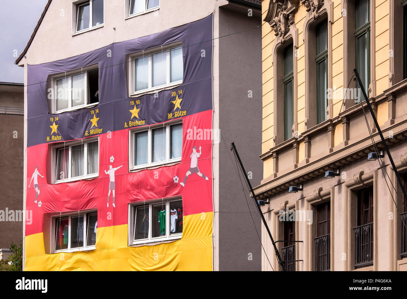 Colonia, Germania, 22 Giugno, 2018. Con un enorme bandiera tedesca coperto casa durante i Mondiali di calcio FIFA 2018. Credito: Joern Sackermann/Alamy Live News Foto Stock