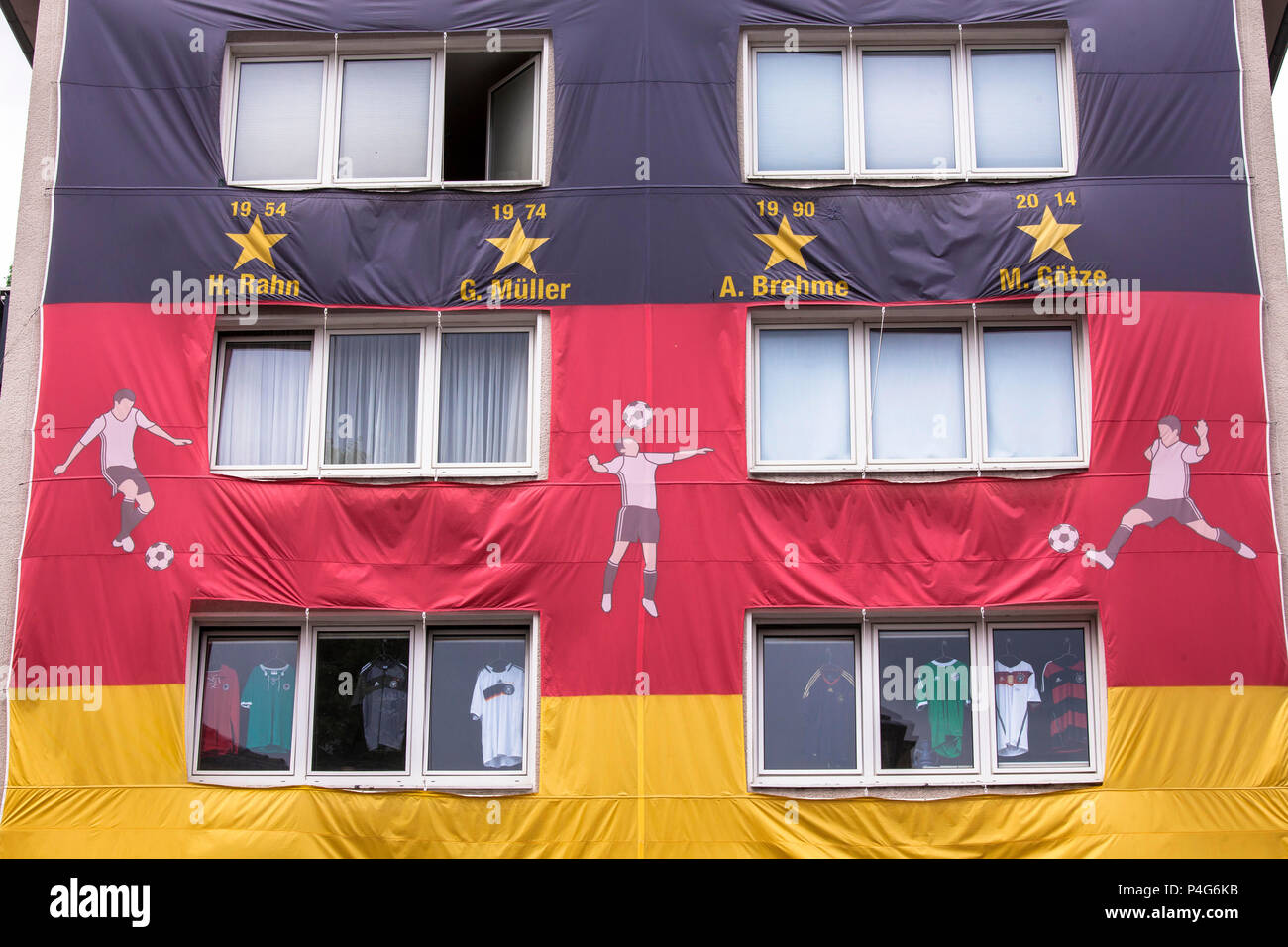 Colonia, Germania, 22 Giugno, 2018. Con un enorme bandiera tedesca coperto casa durante i Mondiali di calcio FIFA 2018. Credito: Joern Sackermann/Alamy Live News Foto Stock