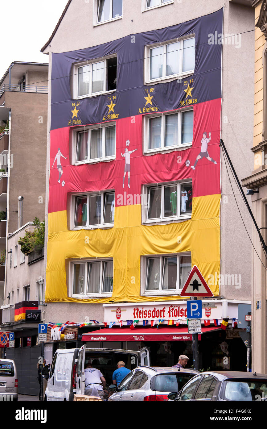 Colonia, Germania, 22 Giugno, 2018. Con un enorme bandiera tedesca coperto casa durante i Mondiali di calcio FIFA 2018. Credito: Joern Sackermann/Alamy Live News Foto Stock