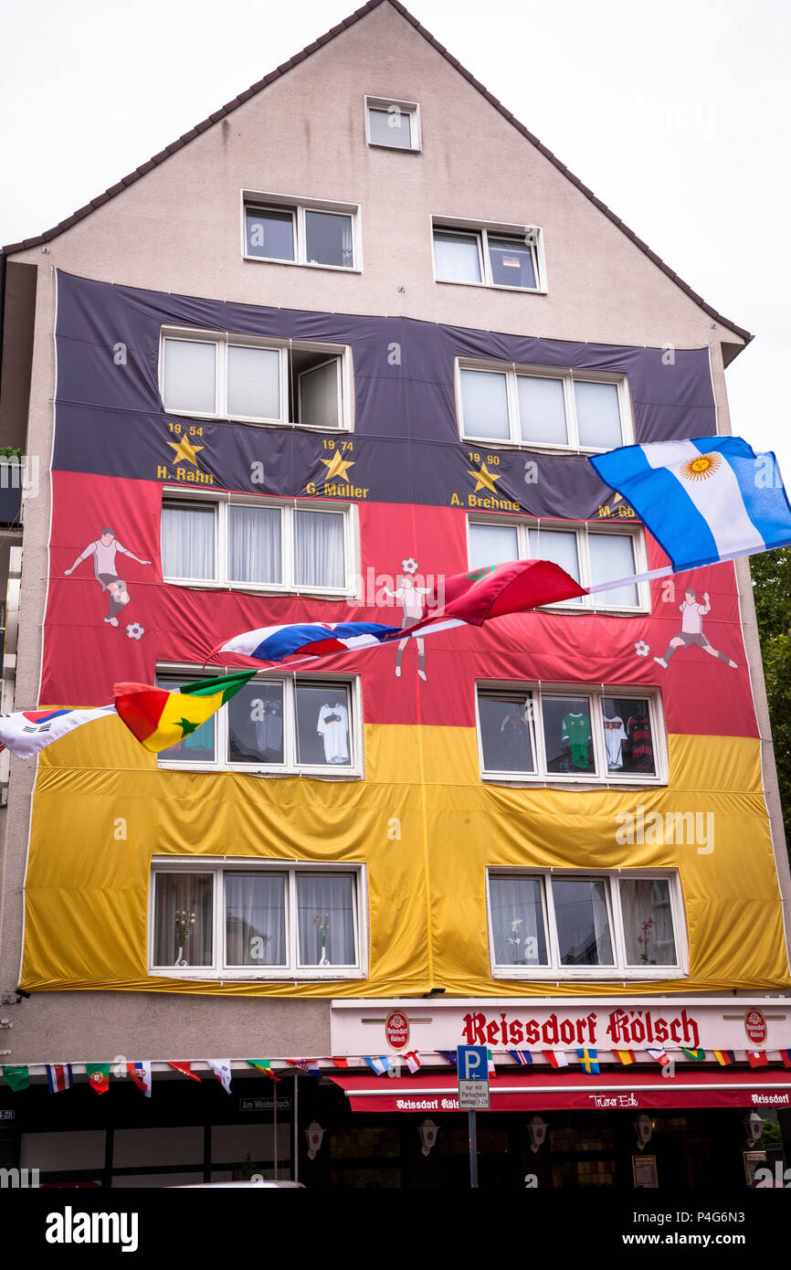 Colonia, Germania, 22 Giugno, 2018. Con un enorme bandiera tedesca coperto casa durante i Mondiali di calcio FIFA 2018. Credito: Joern Sackermann/Alamy Live News Foto Stock