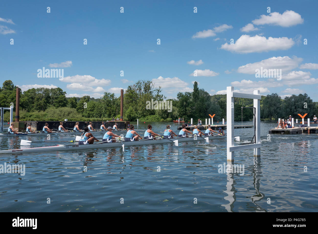 Henley on Thames, Regno Unito, 22 giugno 2018, Venerdì, "Henley regata femminile", Vista Start di un pomeriggio di calore della donna Eights su Henley raggiungere, il fiume Tamigi, Inghilterra, © Peter SPURRIER/Alamy Live News Foto Stock