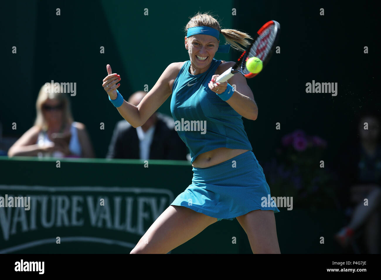 Petra KVITOVA della Repubblica ceca in azione durante il suo quarto di finale di partita contro Julia Goerges della Germania. Natura Valle Classic 2018, internazionale di tennis femminile, giorno 5 al Edgbaston Priory Club a Birmingham, Inghilterra su Venerdì 22 Giugno 2018. pic da Andrew Orchard/Alamy Live News Foto Stock