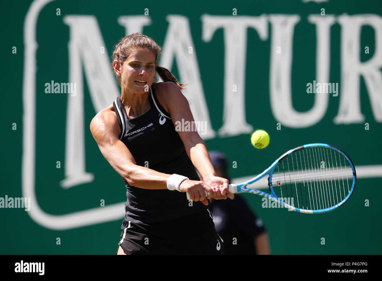 Julia Goerges della Germania in azione durante il suo quarto di finale di partita contro Petra KVITOVA della Repubblica ceca . Natura Valle Classic 2018, internazionale di tennis femminile, giorno 5 al Edgbaston Priory Club a Birmingham, Inghilterra su Venerdì 22 Giugno 2018. pic da Andrew Orchard/Alamy Live News Foto Stock