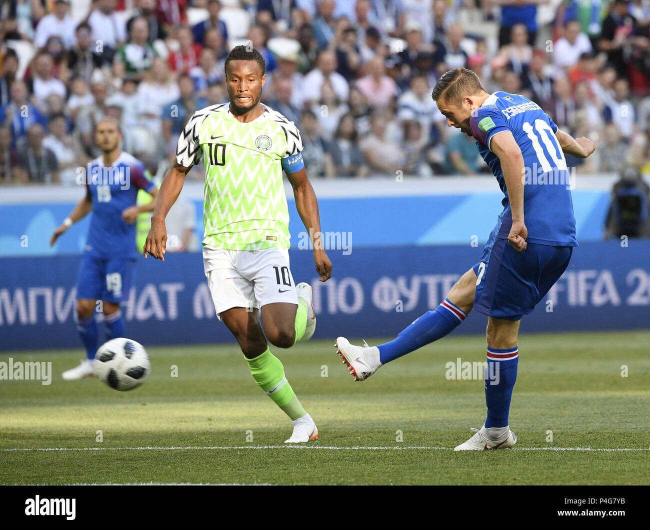 Volgograd, Russia. Il 22 giugno, 2018. Gylfi Sigurdsson (R) dell'Islanda vies con John Obi Mikel della Nigeria durante il 2018 Coppa del Mondo FIFA Gruppo D match tra la Nigeria e l'Islanda in regioni di Volgograd, Russia, 22 giugno 2018. Credito: Lui Siu Wai/Xinhua/Alamy Live News Foto Stock