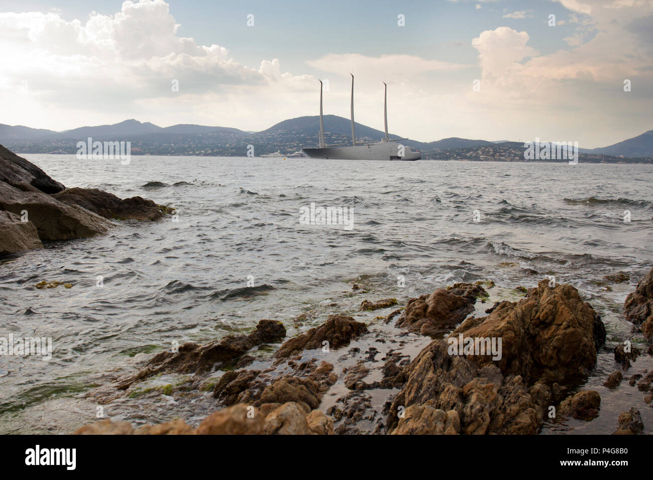 Saint Tropez. Francia 21th, 2018.Il grande "malata UN' davanti a Saint Tropez golfo. La barca a vela è il più grande yacht a vela in tutto il mondo, builtd in Germania con la più avanzata tecnologia. Lunghezza 142.81 metri; 12700 tonnellate, progettato da Philippe Starck e Dolker & Voges. Il proprietario della nave è Andrei Melnichenko dalla Russia. Foto Alejandro Sala/Alamy Llive News Foto Stock