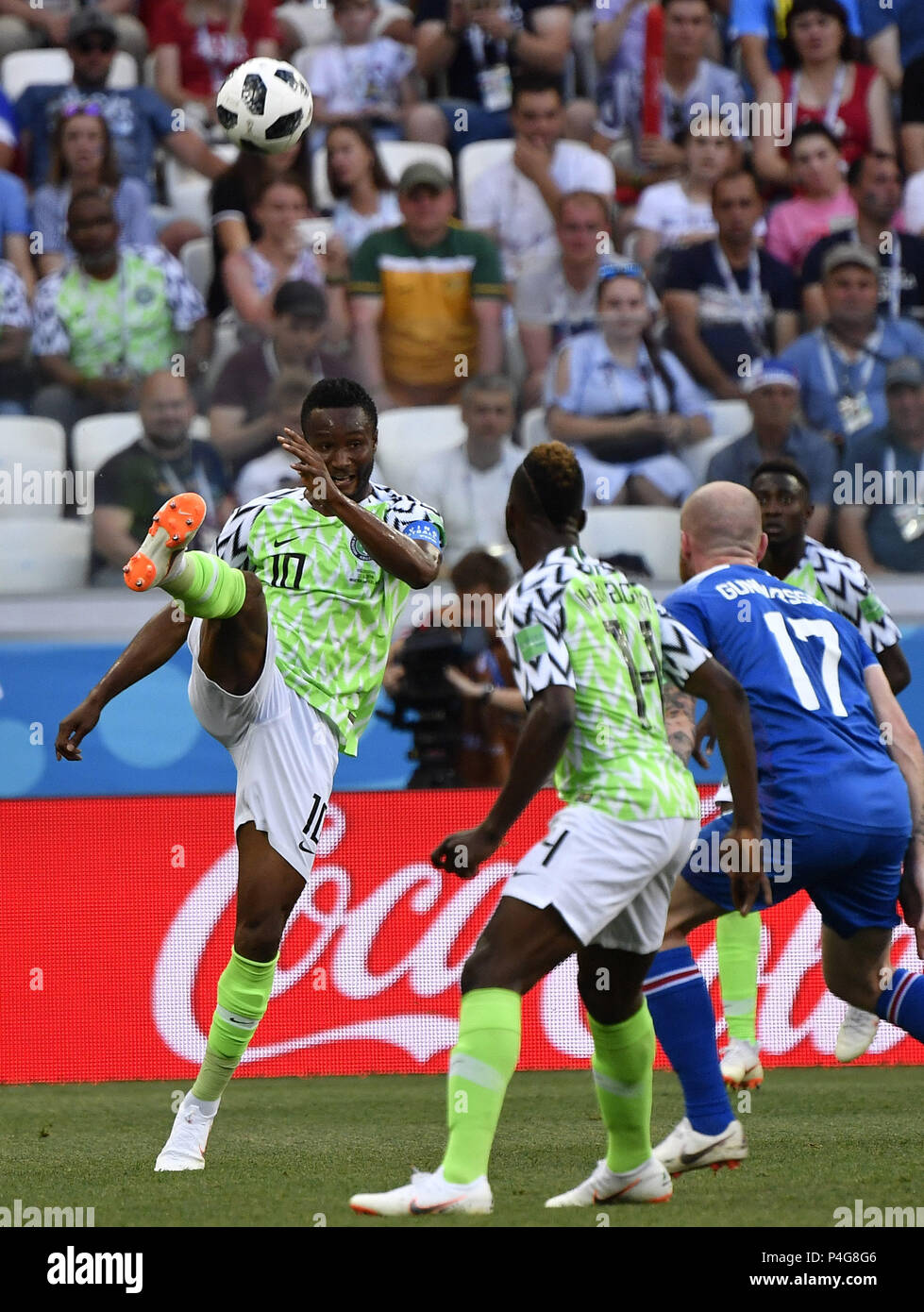 Volgograd, Russia. Il 22 giugno, 2018. John Obi Mikel (1L) della Nigeria compete durante il 2018 Coppa del Mondo FIFA Gruppo D match tra la Nigeria e l'Islanda in regioni di Volgograd, Russia, 22 giugno 2018. Credito: Egli Canling/Xinhua/Alamy Live News Foto Stock
