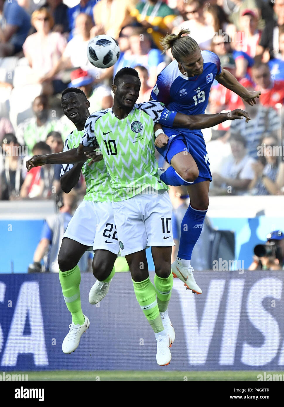 Volgograd, Russia. Il 22 giugno, 2018. Rurik Gislason (R) dell'Islanda vies con John Obi Mikel (C) e Kenneth Omeruo della Nigeria durante il 2018 Coppa del Mondo FIFA Gruppo D match tra la Nigeria e l'Islanda in regioni di Volgograd, Russia, 22 giugno 2018. Credito: Egli Canling/Xinhua/Alamy Live News Foto Stock