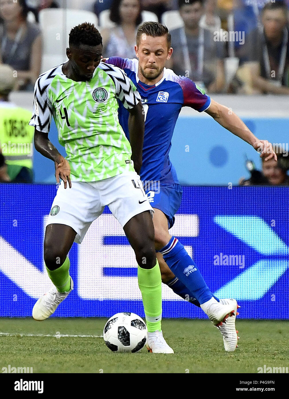 Volgograd, Russia. Il 22 giugno, 2018. Wilfred Ndidi (L) della Nigeria il sistema VIES con Gylfi Sigurdsson di Islanda durante il 2018 Coppa del Mondo FIFA Gruppo D match tra la Nigeria e l'Islanda in regioni di Volgograd, Russia, 22 giugno 2018. Credito: Egli Canling/Xinhua/Alamy Live News Foto Stock