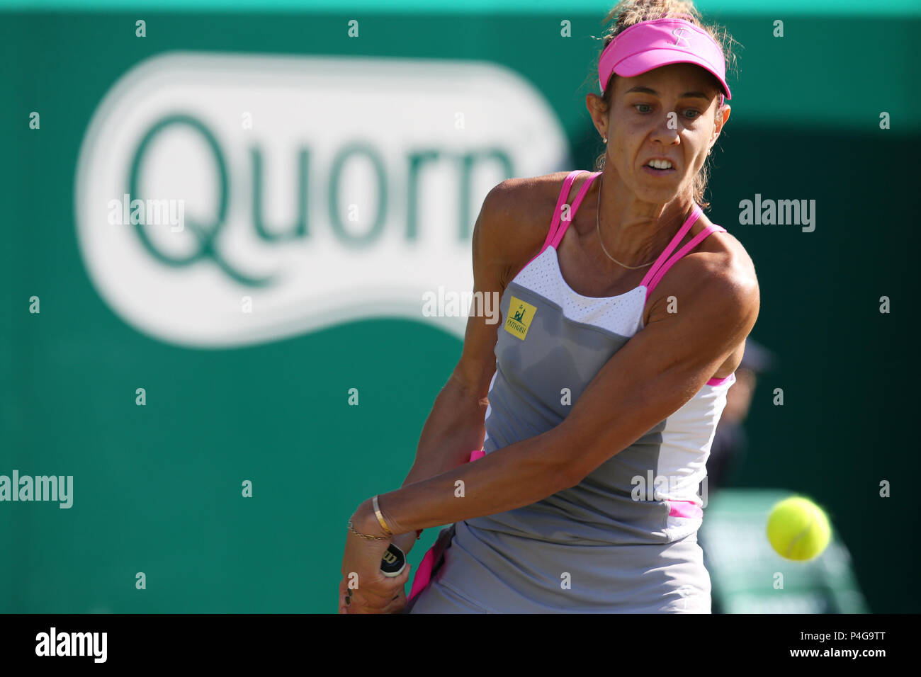 Mihaela Buzarnescu della Romania in azione durante il suo quarto di finale di partita contro Elina Svitolina dell'Ucraina. . Natura Valle Classic 2018, internazionale di tennis femminile, giorno 5 al Edgbaston Priory Club a Birmingham, Inghilterra su Venerdì 22 Giugno 2018. pic da Andrew Orchard/Alamy Live News Foto Stock