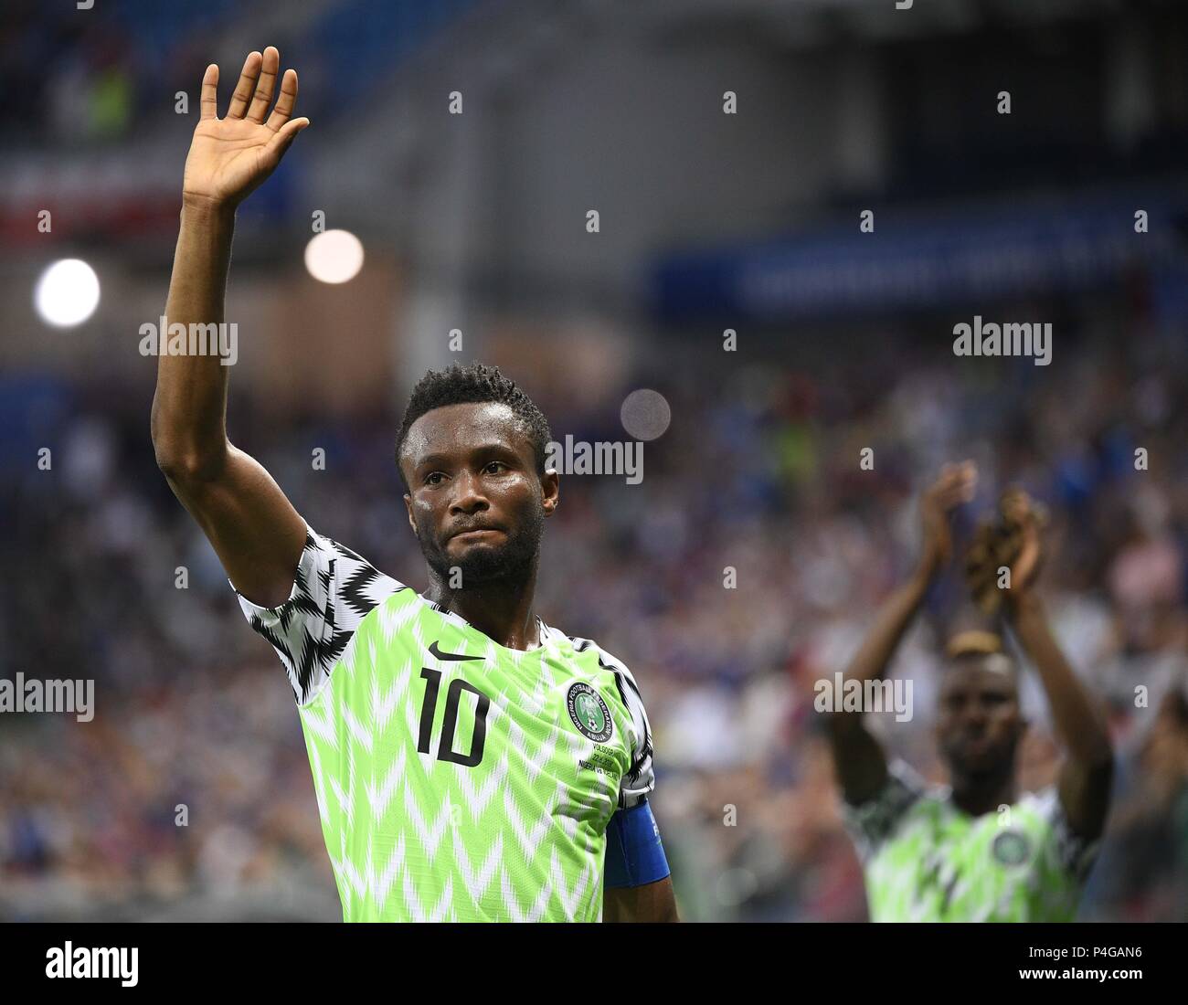 Volgograd, Russia. Il 22 giugno, 2018. John Obi Mikel della Nigeria saluta il pubblico dopo il 2018 Coppa del Mondo FIFA Gruppo D match tra la Nigeria e l'Islanda in regioni di Volgograd, Russia, 22 giugno 2018. La Nigeria ha vinto 2-0. Credito: Lui Siu Wai/Xinhua/Alamy Live News Foto Stock