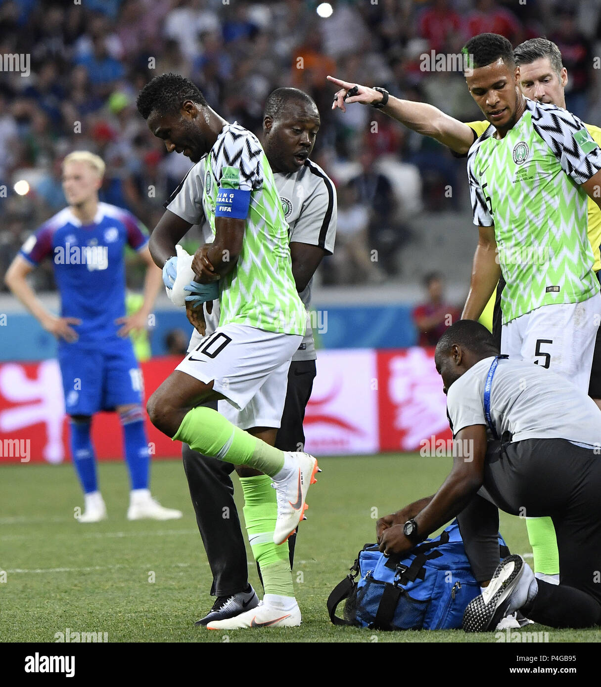 Volgograd, Russia. Il 22 giugno, 2018. John Obi Mikel (L) anteriore della Nigeria riceve un trattamento medico durante il 2018 Coppa del Mondo FIFA Gruppo D match tra la Nigeria e l'Islanda in regioni di Volgograd, Russia, 22 giugno 2018. La Nigeria ha vinto 2-0. Credito: Egli Canling/Xinhua/Alamy Live News Foto Stock