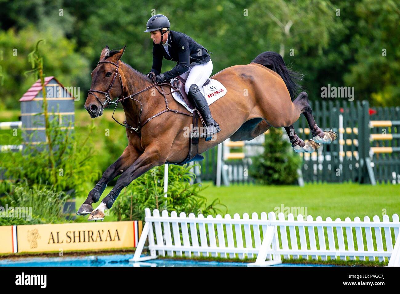 Hickstead, West Sussex, Regno Unito. Il 22 giugno 2018. Holly Smith qualità di equitazione vecchio Joker. GBR. La Bunn Leisure Derby Trial. CSI4*. L'Al Shira"aa Hickstead Derby riunione. Showjumping. Il tutto in Inghilterra corso di salto. Hickstead. West Sussex. Regno Unito. Il giorno 3. 22/06/2018. Credito: Sport In immagini/Alamy Live News Foto Stock