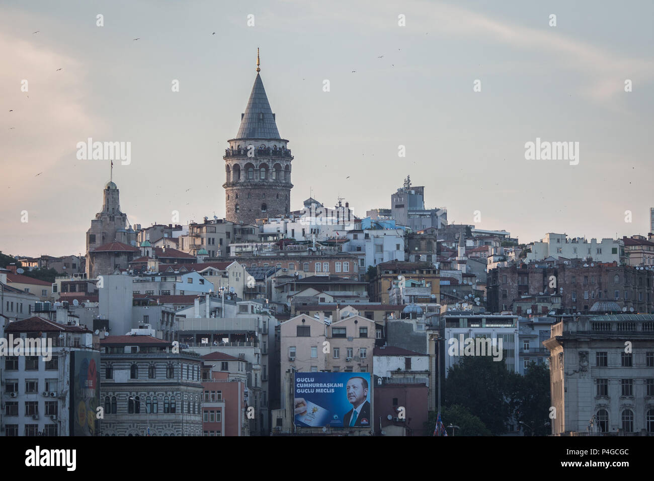 Istanbul, Turchia. Il 22 giugno, 2018. Una campagna elettorale poster del Presidente turco Recep Tayyip Erdogan è backdropped dalla Torre di Galata a Istanbul, Turchia, 22 giugno 2018. Sarà la Turchia a tenere elezioni a scatto su Giugno 24th. Credito: Oliver Weiken/dpa/Alamy Live News Foto Stock